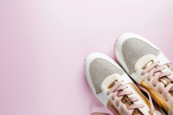 Baskets pour femme : conseils et astuces pour les porter correctement
